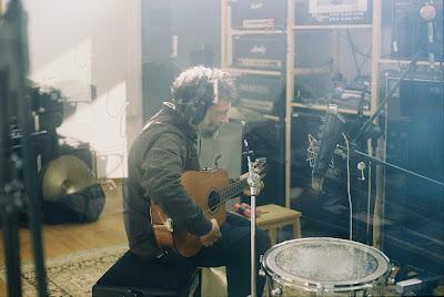 THE NEW RAEMON: 'SENTADOS SOBRE EL TRUENO'