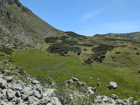 Peña Orniz y Laguna Las Verdes Peña Orniz y Laguna Las Verdes