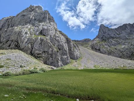 Peña Orniz y Laguna Las Verdes Peña Orniz y Laguna Las Verdes