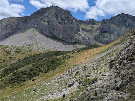Peña Orniz y Laguna Las Verdes Peña Orniz y Laguna Las Verdes