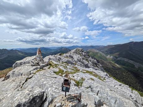 Picos Bodón y Cabañas desde Llamazares Picos Bodón y Cabañas desde Llamazares