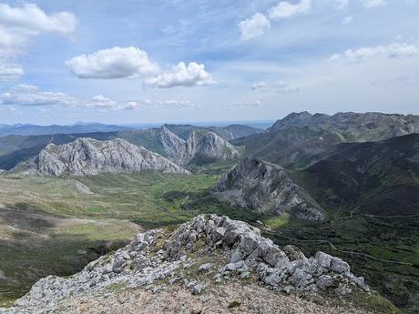Picos Bodón y Cabañas desde Llamazares Picos Bodón y Cabañas desde Llamazares