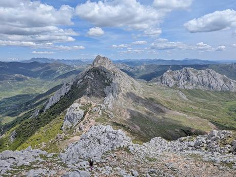 Picos Bodón y Cabañas desde Llamazares Picos Bodón y Cabañas desde Llamazares