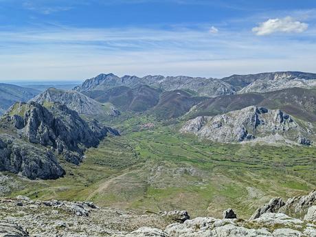 Picos Bodón y Cabañas desde Llamazares Picos Bodón y Cabañas desde Llamazares