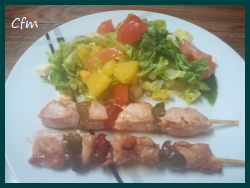 Brochetas de pollo con ensalada