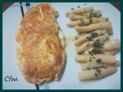 Tortilla de queso con yemas de espárragos en vinagreta