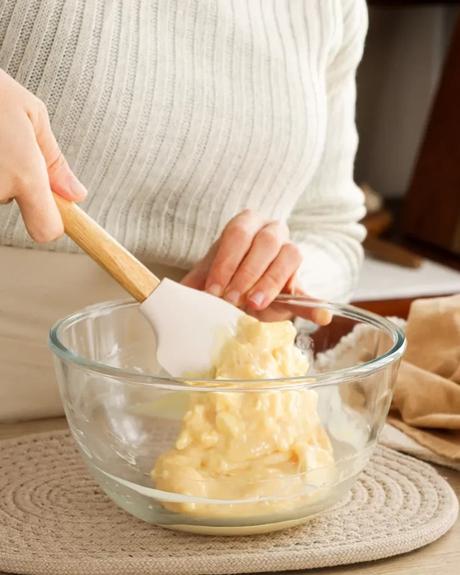 Galletitas de Maicena y Cacao mezclar manteca con leche condensada