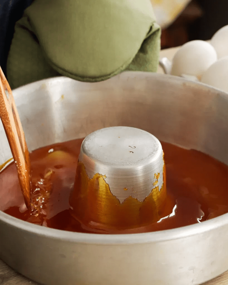 esparcir caramelo en molde