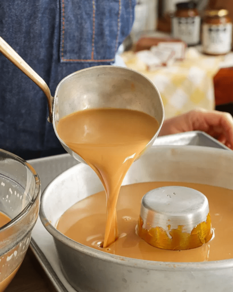 verter mezcla en molde