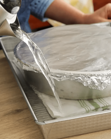 verter agua en la fuente