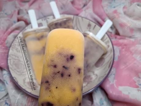 SUCETTES GLACÉES À LA MANGUE ET AUX BLEUETS / MANGO BLUEBERRY POPSICLES / PALETAS HELADAS DE MANGO Y ARÁNDANOS / مصاصات المانجو و التوت الأزرق المجمدة SUCETTES GLACÉES À LA MANGUE ET AUX BLEUETS / MANGO BLUEBERRY POPSICLES / PALETAS HELADAS DE MANGO Y ARÁNDANOS / مصاصات المانجو و التوت الأزرق المجمدة