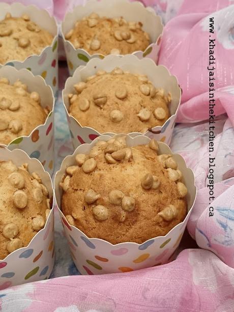 PETITS GÂTEAUX À LA BANANE, BEURRE D'ARACHIDES ET PÉPITES DE CHOCOLAT / BANANA PEANUT BUTTER AND CHOCOLATE CHIPS MUFFINS / MAGDALENAS DE PLÁTANO, MANTEQUILLA DE MANÍ Y CHISPAS DE CHOCOLATE / مافن الموز وزبدة الفول السوداني وحبيبات الشوكولاتة