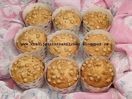 PETITS GÂTEAUX À LA BANANE, BEURRE D'ARACHIDES ET PÉPITES DE CHOCOLAT / BANANA PEANUT BUTTER AND CHOCOLATE CHIPS MUFFINS / MAGDALENAS DE PLÁTANO, MANTEQUILLA DE MANÍ Y CHISPAS DE CHOCOLATE / مافن الموز وزبدة الفول السوداني وحبيبات الشوكولاتة