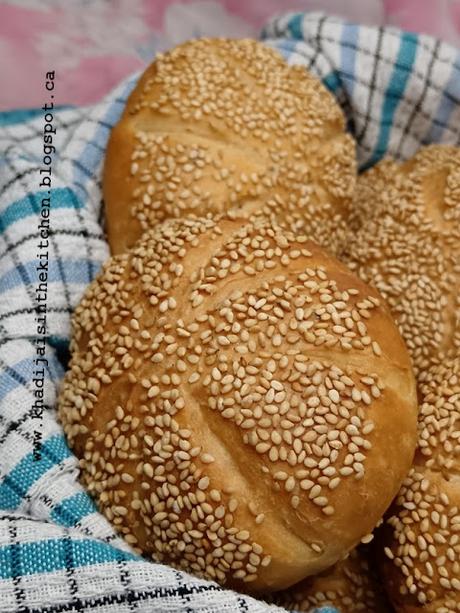 PAIN AUX GRAINES D’ANIS ET DE SÉSAME / ANISEED AND SESAME SEED BREAD / PAN CON SEMILLAS DE ANÍS Y SÉSAMO / خبز بذور النافع ( اليانسون) و السمسم