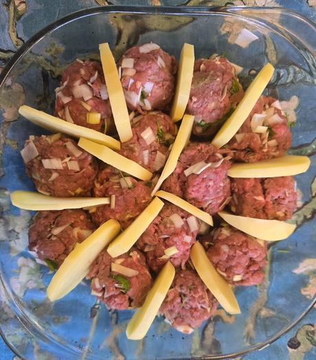 Albóndigas con patatas, salsa bechamel y queso mozzarella