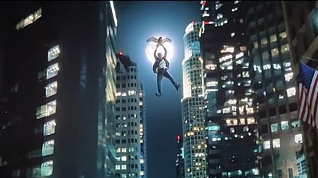 “Agárralo como puedas”: Un Liam Neeson serio hereda el humor absurdo de Leslie Nielsen