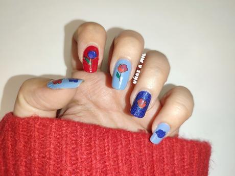Diseño de uñas en azul y rojo con flores Diseño de uñas en azul y rojo con flores