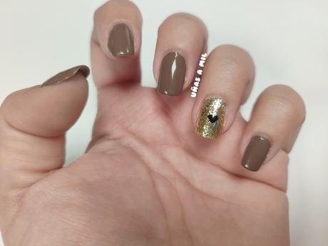 Diseño de uñas en marrón, el color Pantone del 2025