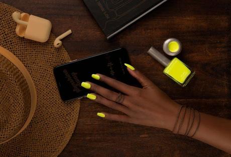 Colores neón, la última tendencia en uñas para este verano.