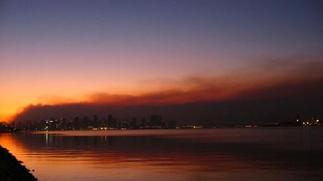58.-San_Diego_skyline_against_smoke_from_wildfires_Oct_2007.jpg
