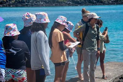 Finch Bay Galápagos Hotel apoya a “Chicas con Agallas” y fortalece la educación científica