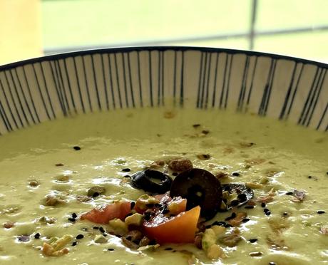 plano cenital del plato de guiso cartagenero veganizado con patatas enteras, seitán casero y pasta