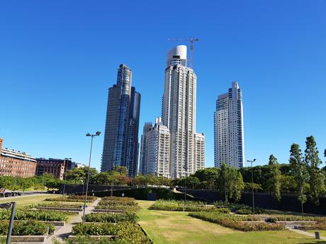 Recorriendo la ciudad de Buenos Aires: Puerto Madero. PMplazas1.jpg