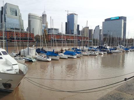 Recorriendo la ciudad de Buenos Aires: Puerto Madero. PMyachting2.jpg