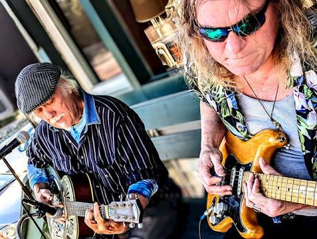 Los rockeros estadounidenses ROBIN ROSS & THE TW HOWLERS lanzan el vibrante EP 'Back To The Forest' (PARA FANS DE Tom Petty, Neil Young, Bob Dylan, The Band, JJ Cale, Yes) Los rockeros estadounidenses ROBIN ROSS & THE TW HOWLERS lanzan el vibrante EP 'Back To The Forest' (PARA FANS DE Tom Petty, Neil Young, Bob Dylan, The Band, JJ Cale, Yes)