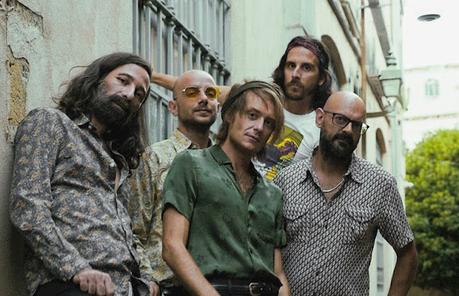 MESSINESS lanza 'Feature With A Rapper', un análisis de la industria musical en la era digital (PARA FANS DE Space, Lemon Twigs, Elephant Stone, Kula Shaker) MESSINESS lanza 'Feature With A Rapper', un análisis de la industria musical en la era digital (PARA FANS DE Space, Lemon Twigs, Elephant Stone, Kula Shaker)