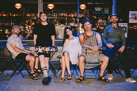 El exuberante quinteto neoyorquino ECCE SHNAK lanza el EP 'Backroom Sessions' y el video de 'Fight Song' antes de su gira por la costa oeste