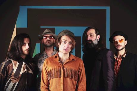 El grupo de rock indie psicodélico MESSINESS comparte un contagioso 'Feature With A Rapper'