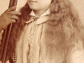 Haciendo sombra Buffalo Bill, Annie Oakley (1860-1926)