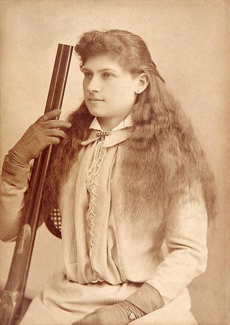 Haciendo sombra a Buffalo Bill, Annie Oakley (1860-1926)