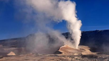 BOLIVIA : EL P. N. EDUARDO AVAROA Y EL VOLCÁN SOL DE MAÑANA BOLIVIA : EL P. N. EDUARDO AVAROA Y EL VOLCÁN SOL DE MAÑANA