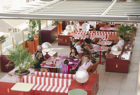 La divertida terraza Bonavista corona el Hotel Moxy con cócteles y cocina a la fresca