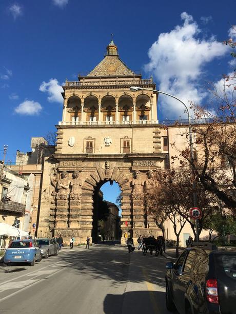 Recorriendo las calles de Monreale, en Palermo. IMG_3406 Puerta nueva.JPG