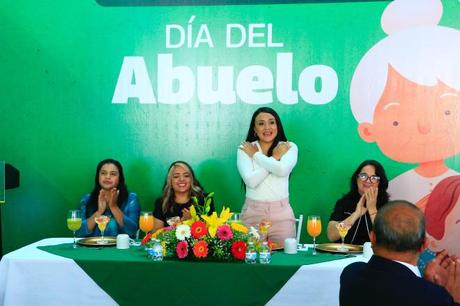 Villa de Pozos rindió homenaje a adultos mayores Villa de Pozos rindió homenaje a adultos mayores