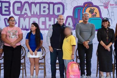 El alcalde Enrique Galindo apoya a la educación y entrega kits escolares del programa “Te Cambio la Mochila” en el Internado Damián Carmona