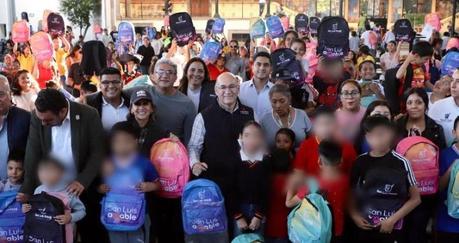 El alcalde Enrique Galindo apoya a la educación y entrega kits escolares del programa “Te Cambio la Mochila” en el Internado Damián Carmona