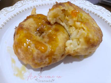 Donuts salados con salsa de yema curada