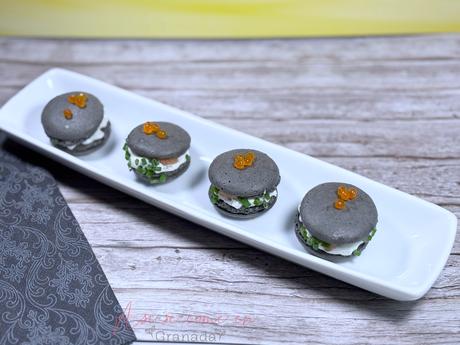 Macarons de aperitivo rellenos de crema de roquefort y salmón ahumado