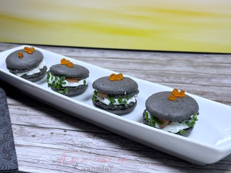 Macarons de aperitivo rellenos de crema de roquefort y salmón ahumado