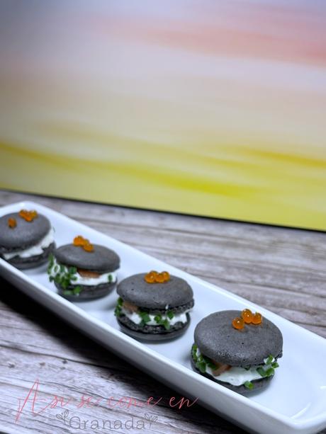 Macarons de aperitivo rellenos de crema de roquefort y salmón ahumado