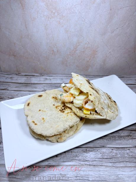 Pan de pita sin gluten con relleno de marisco Pan de pita sin gluten con relleno de marisco