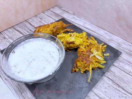 Bhaji de cebolla sin gluten con salsa raita Bhaji de cebolla sin gluten con salsa raita