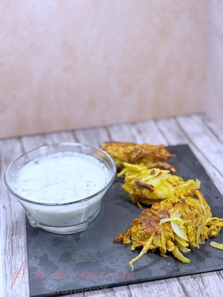 Bhaji de cebolla sin gluten con salsa raita Bhaji de cebolla sin gluten con salsa raita
