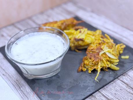 Bhaji de cebolla sin gluten con salsa raita Bhaji de cebolla sin gluten con salsa raita