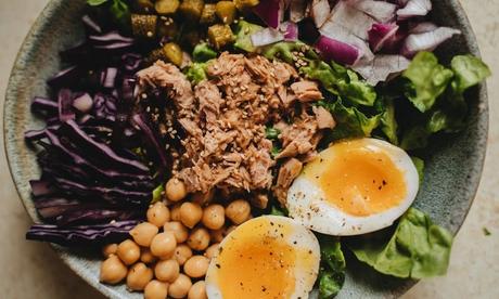 plato con huevos para embarazada