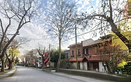Guía Definitiva: 5 Errores al Comprar Casa en Zona Norte Elegante residencia urbana en el corazón de San Isidro. Esta casa clásica de ladrillo visto, con su jardín delantero impecable y su arquitectura llena de carácter, espera a quienes buscan el encanto único y la tranquilidad de los barrios más distinguidos de Buenos Aires.